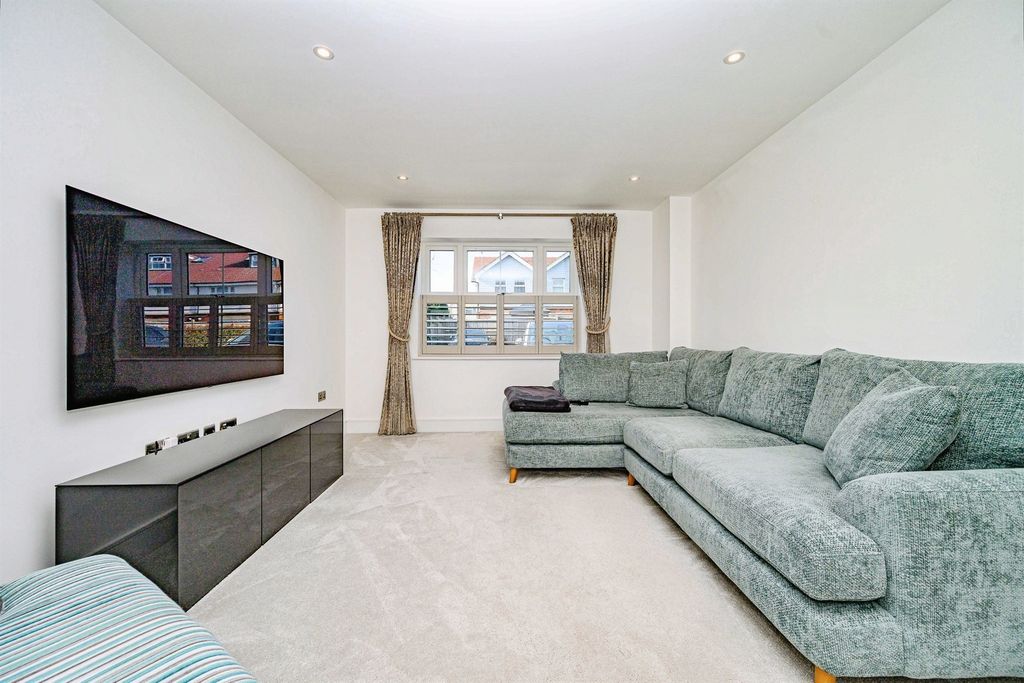 Property photo 2 of 26