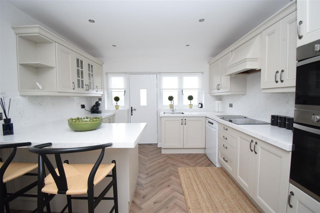 Property photo 2 of 20 Kitchen