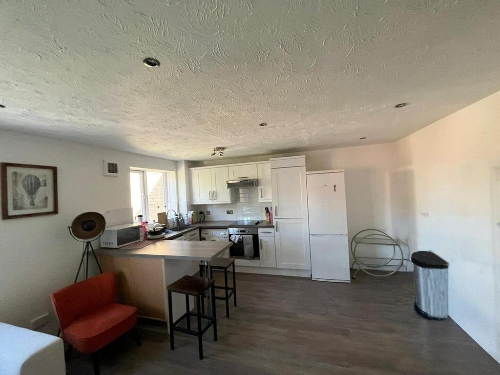 Property photo 3 of 7 Kitchen