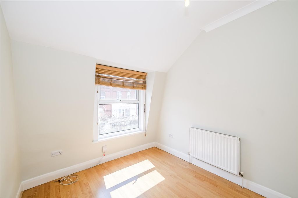 Property photo 3 of 13 Flat 2 597 Lea Bridge Road-9.Jpg