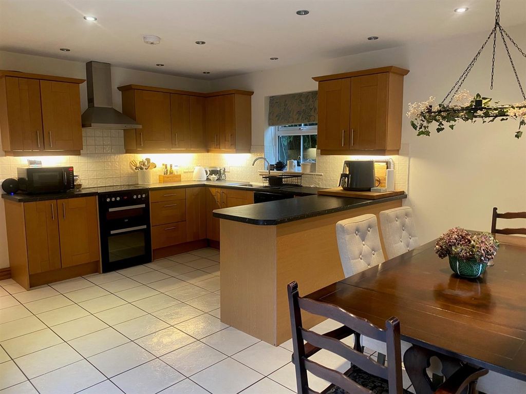 Property photo 3 of 16 Kitchen 3.Jpg