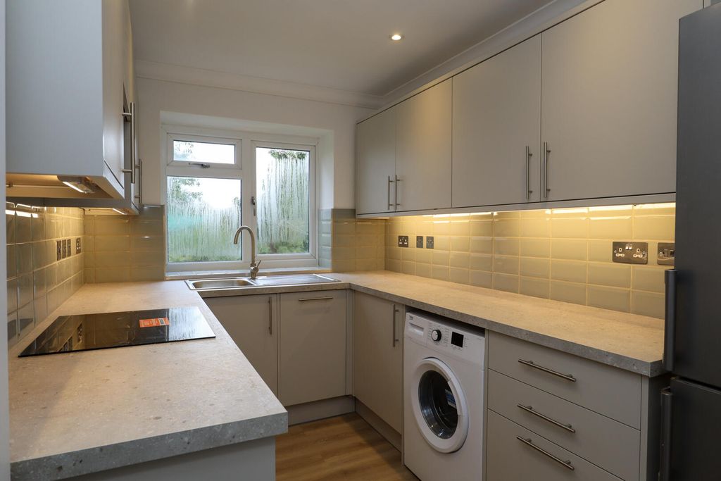 Property photo 2 of 6 Kitchen