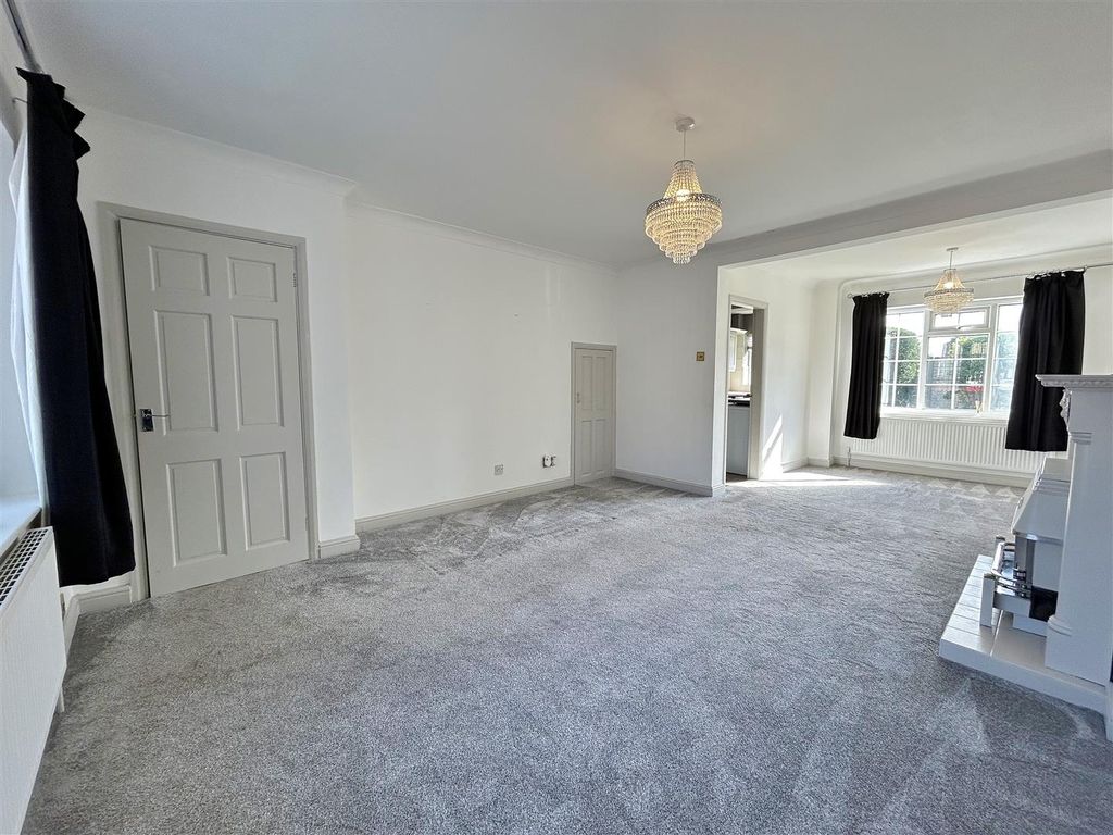 Property photo 3 of 17 Lounge