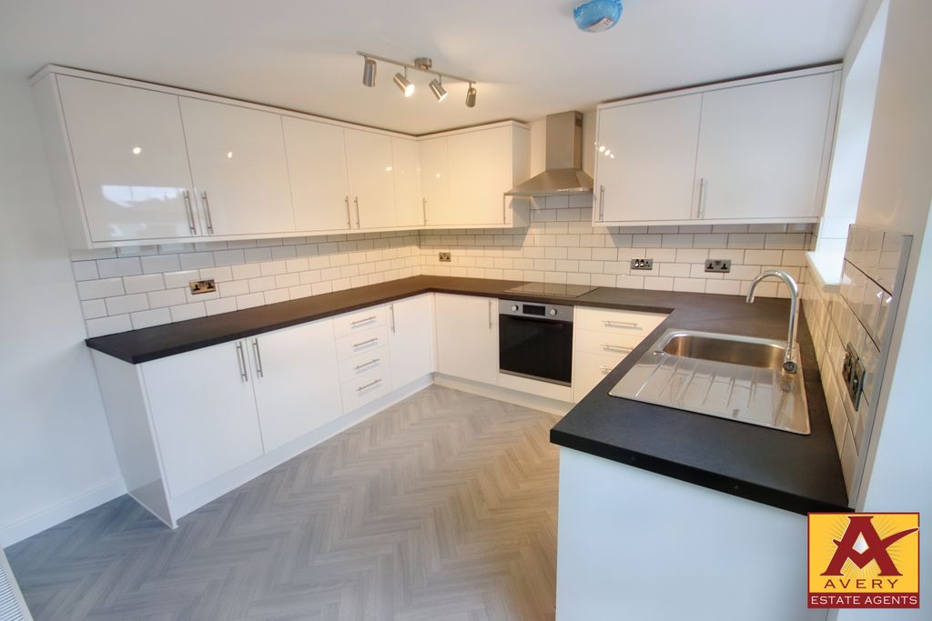 Property photo 2 of 18 Kitchen