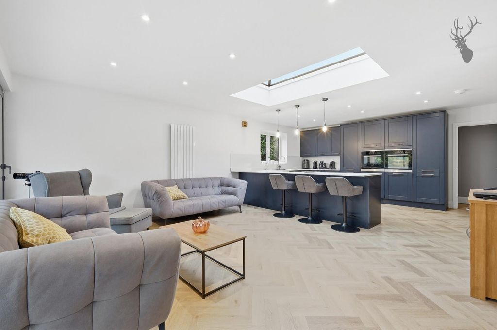 Property photo 3 of 27