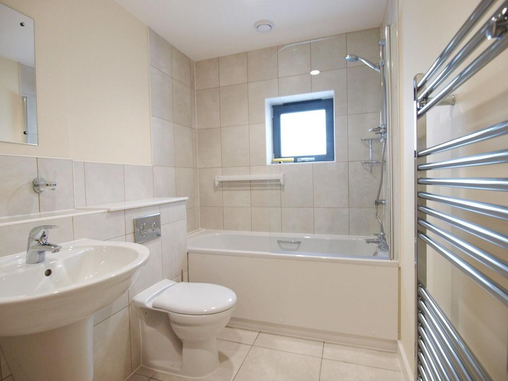 Property photo 2 of 9 Bathroom