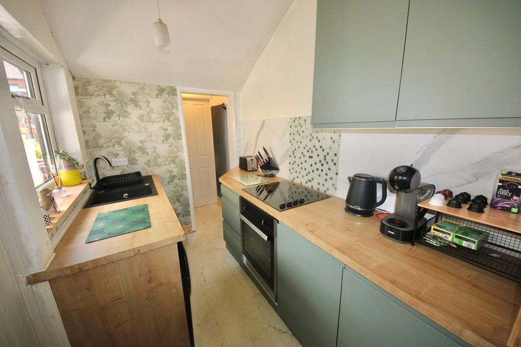 Property photo 3 of 12 Kitchen