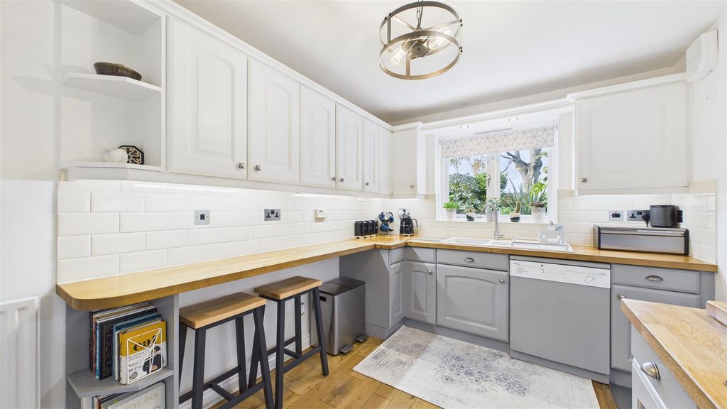 Property photo 3 of 14 Fitted Kitchen 2.Jpg