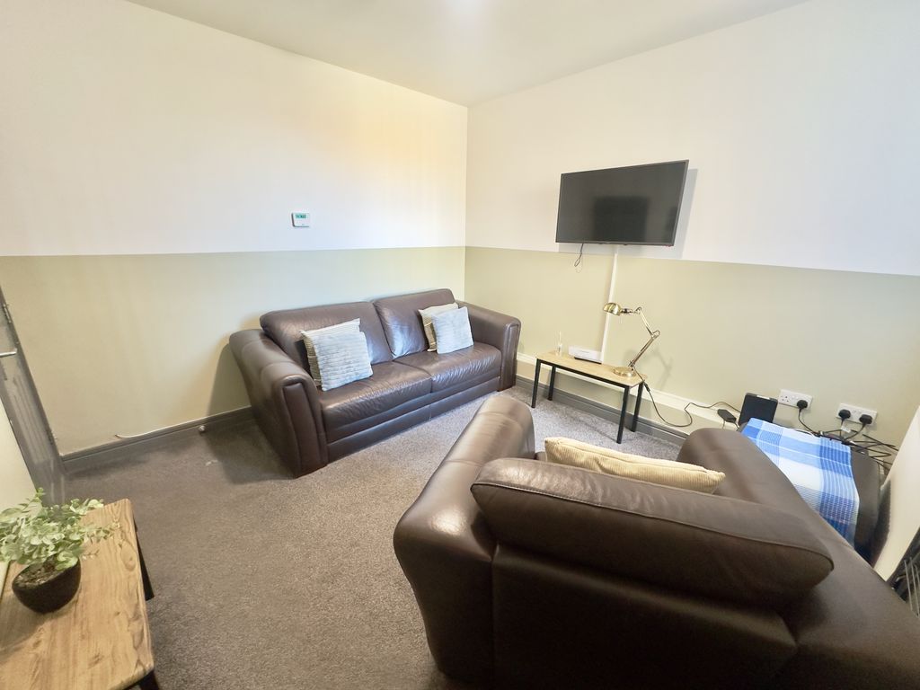 Property photo 2 of 27