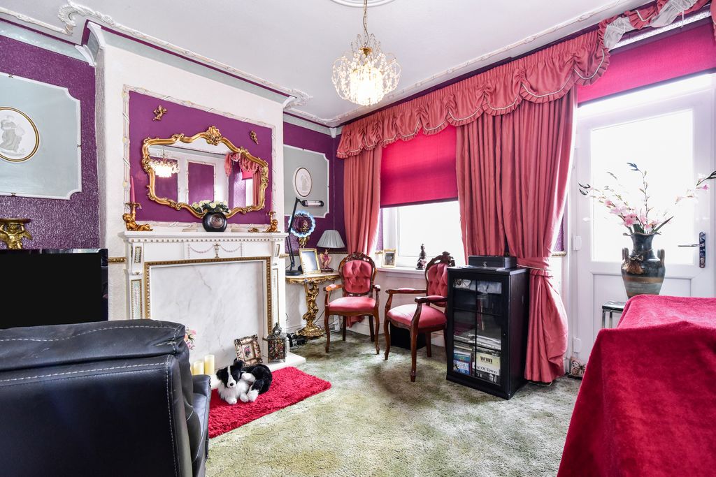 Property photo 2 of 18 Lounge