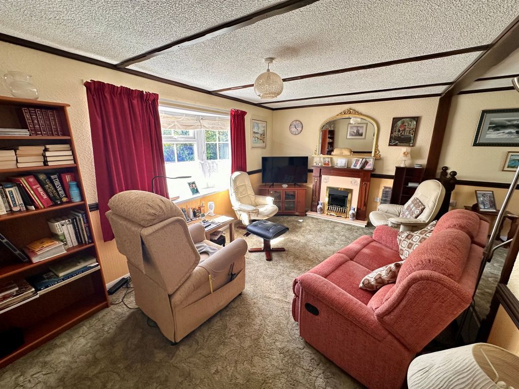 Property photo 2 of 14 Living / Dining Room