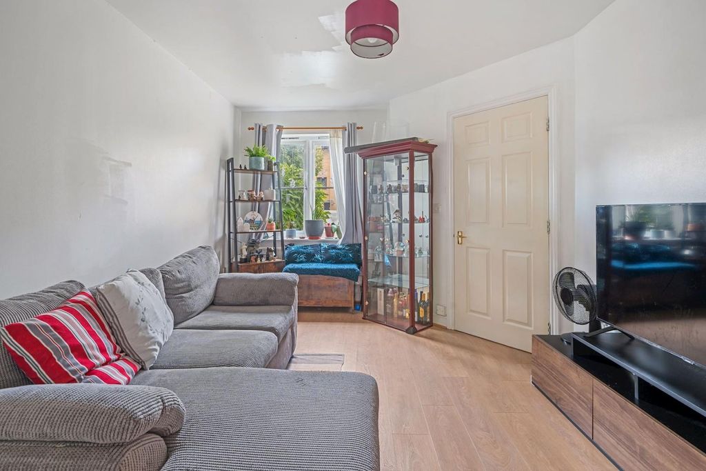 Property photo 2 of 14 08-08Dd81011 - Ns - Propworld - 2 Oaklands Court -
