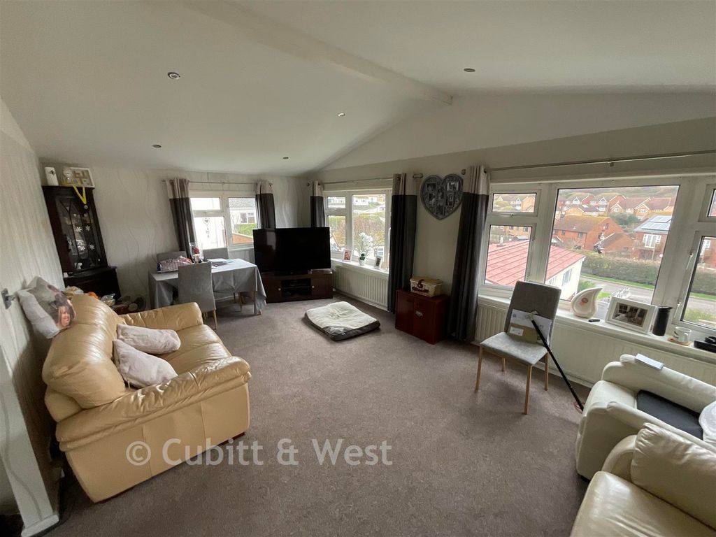 Property photo 1 of 6 Lounge