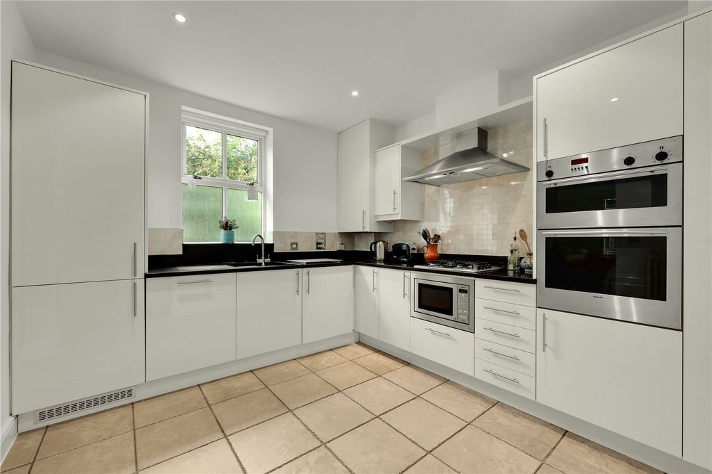 Property photo 2 of 9 Kitchen