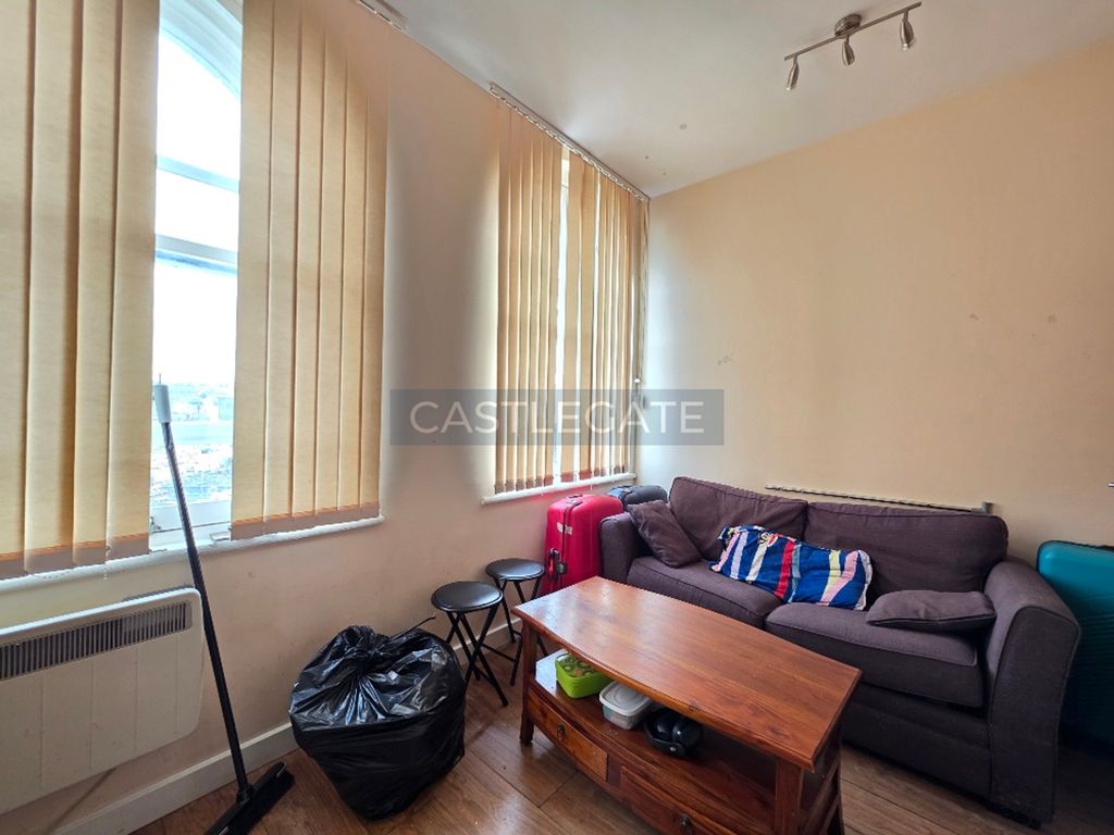 Property photo 2 of 5 Flat 9, Fitzwilliam House, 84 Fitzwilliam Street, Huddersfield, HD1 5Bb (3)
