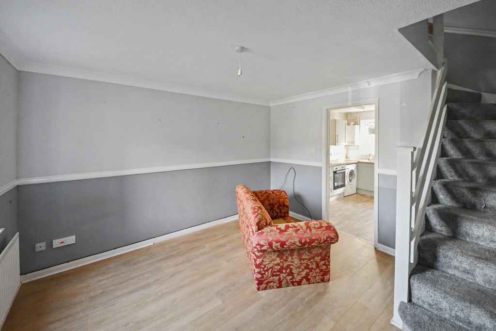 Property photo 3 of 8 41 Irthlingborough Road, Wellingborough, North Northamptonshire, Nn8 1Nw