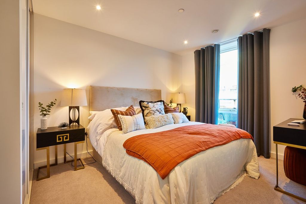 Property photo 2 of 18 Bedroom