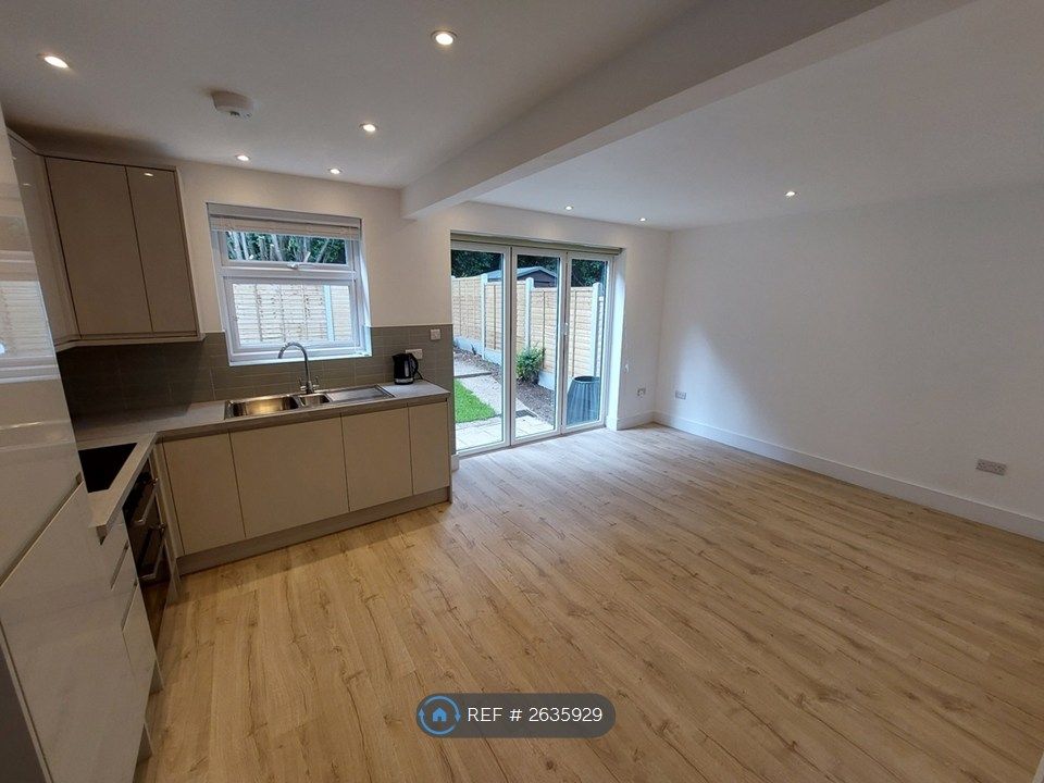 Property photo 3 of 8 Kitchen/ Living