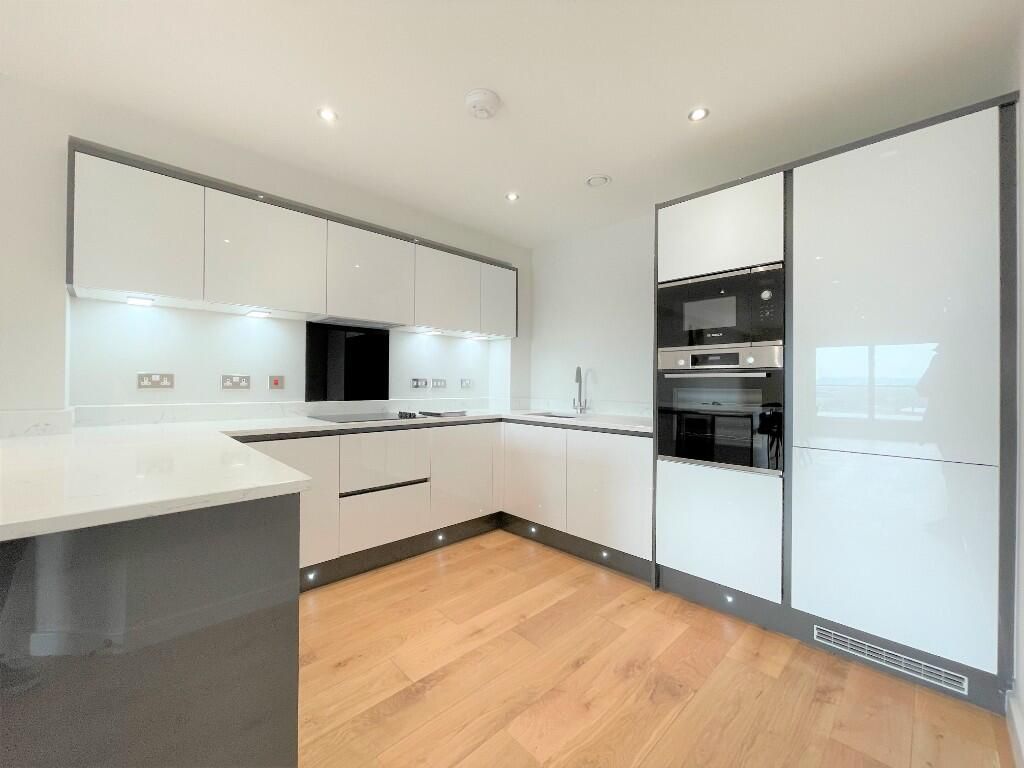 Property photo 1 of 9 3 Bed Flat To Rent Cinnamon Close, Croydon Cr0