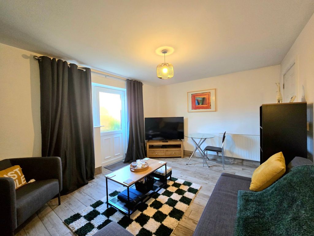 Property photo 3 of 11 Lounge