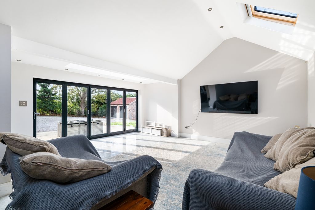 Property photo 2 of 20 28