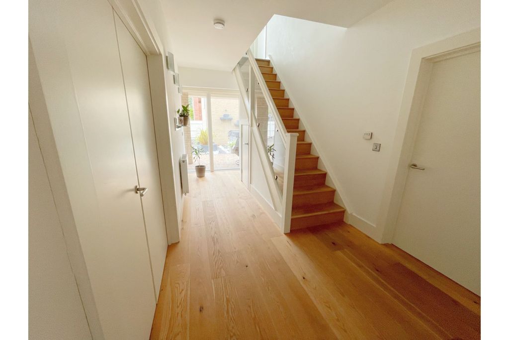 Property photo 2 of 32 Entrance Hall