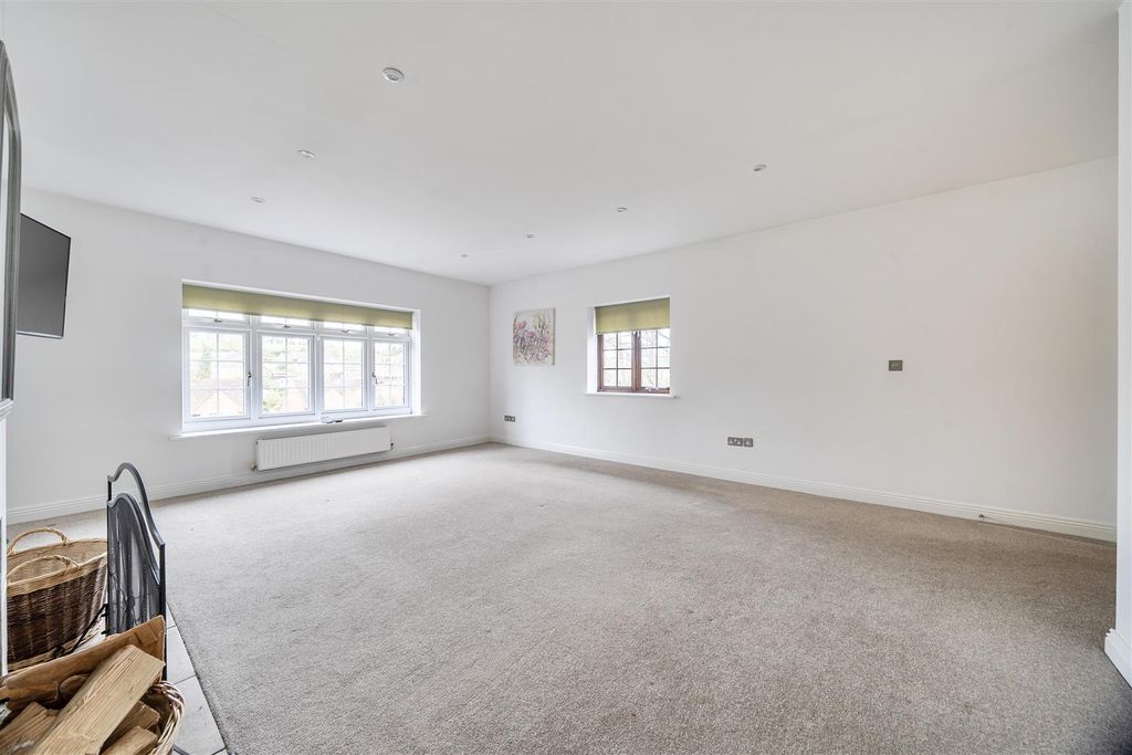 Property photo 3 of 19 Sitting Room