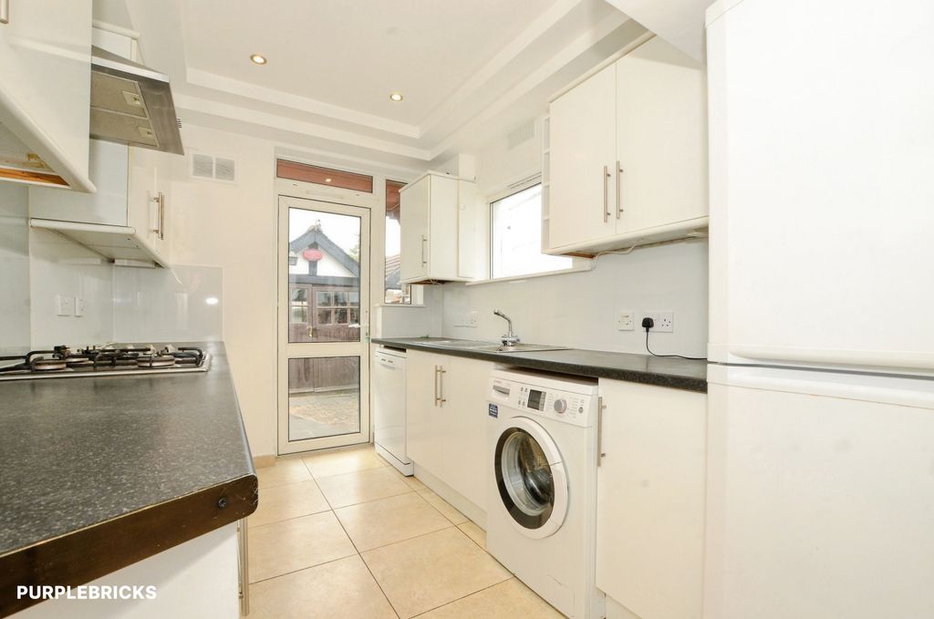 Property photo 3 of 17 Kitchen