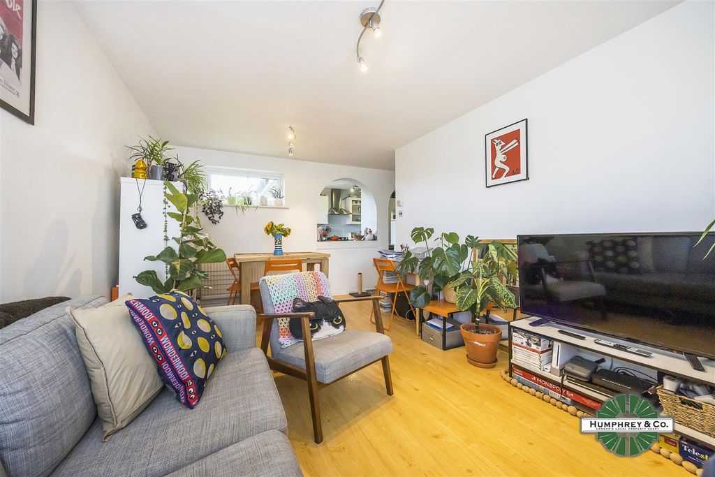 Property photo 2 of 9 5  Fielders Close  Enfield -010.Jpg