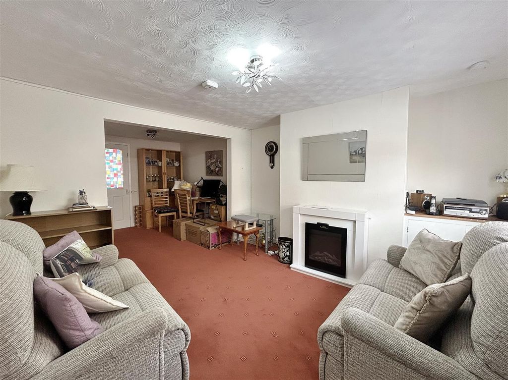 Property photo 2 of 13 Lounge