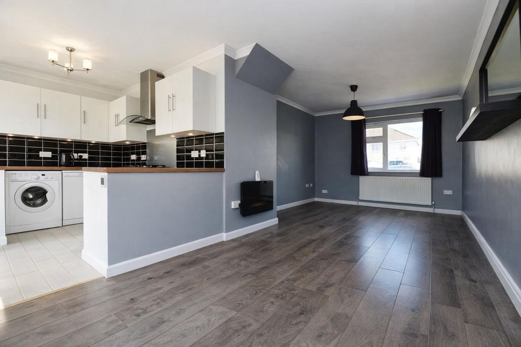 Property photo 3 of 11 Lounge