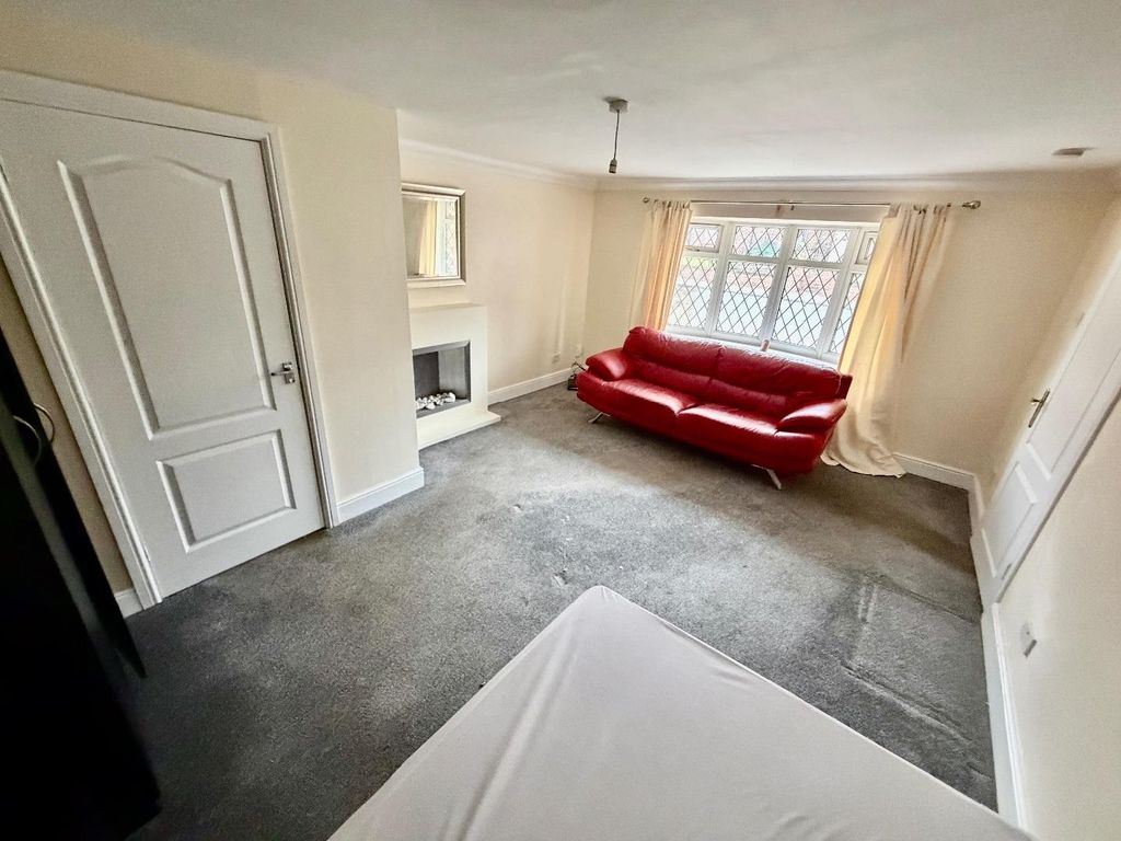 Property photo 3 of 30 Lounge