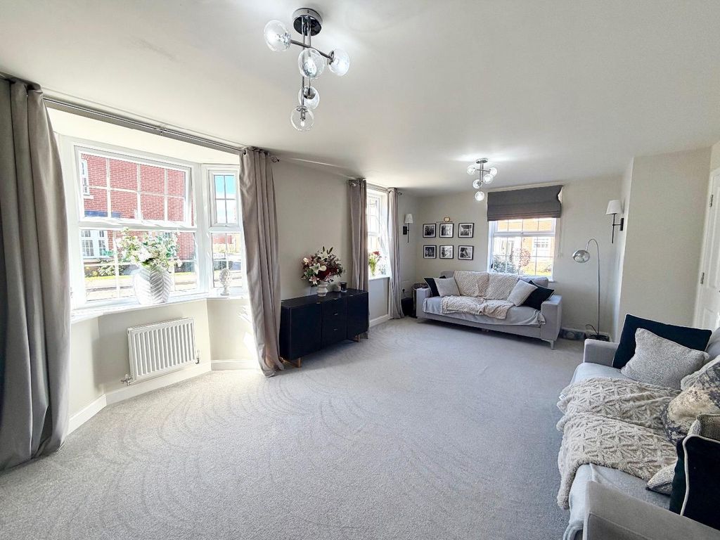 Property photo 3 of 21 Lounge