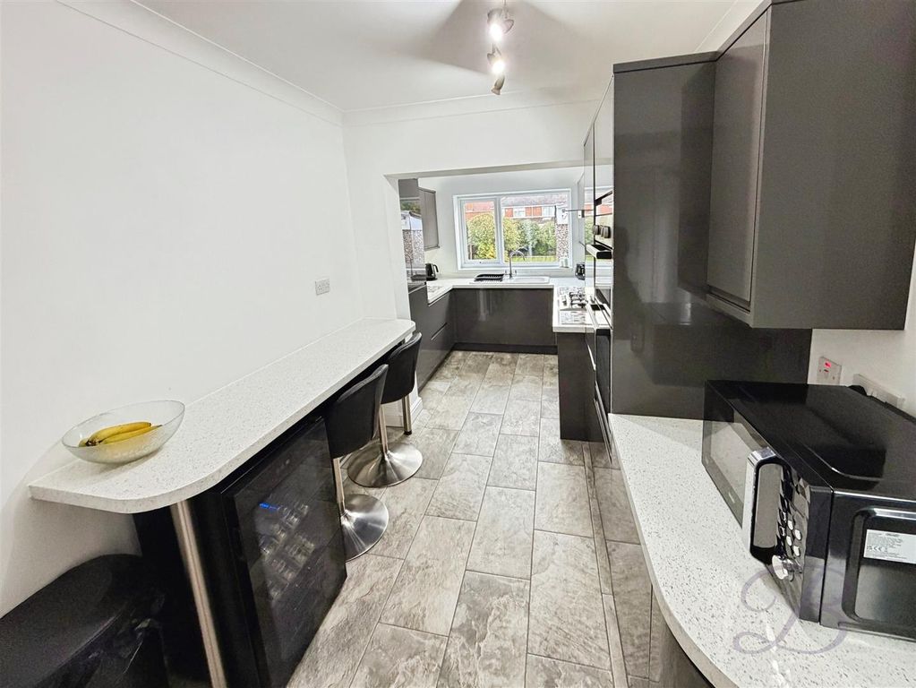 Property photo 3 of 17 Kitchen