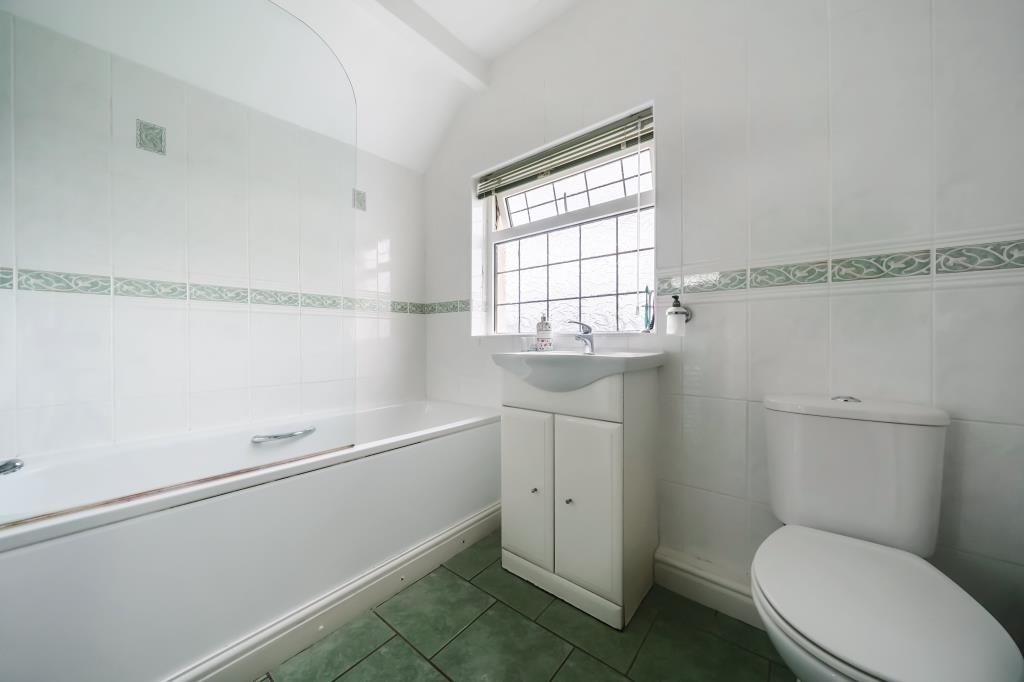 Property photo 2 of 11 Bathroom