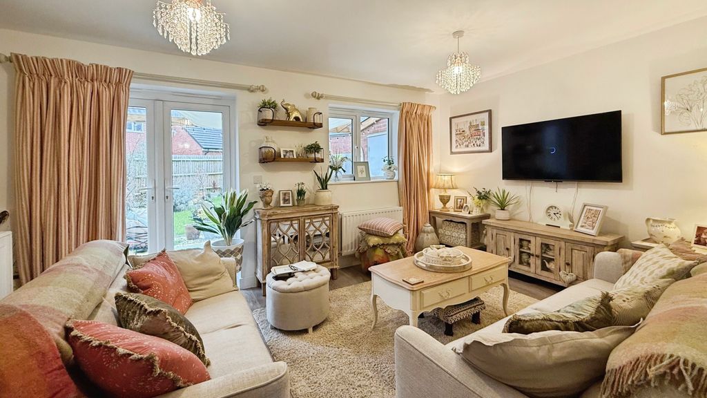 Property photo 3 of 16 Lounge