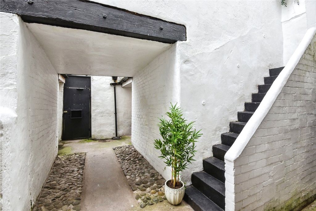 Property photo 2 of 15 Courtyard