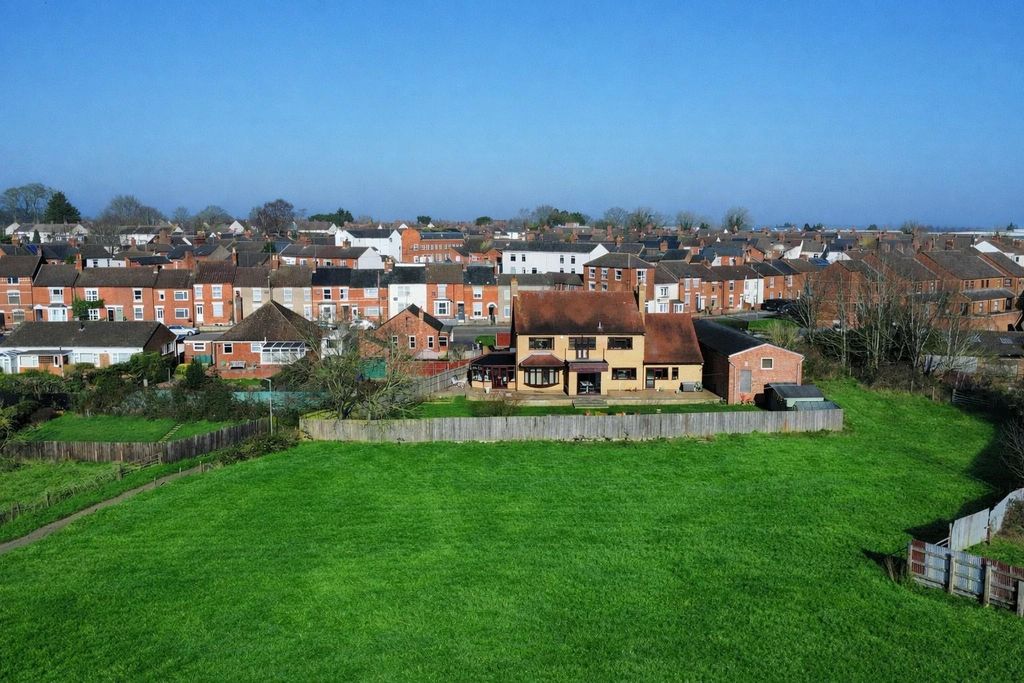 Property photo 2 of 25