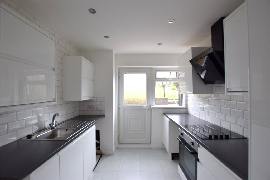 Property photo 3 of 11 Kitchen