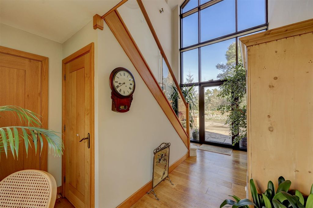 Property photo 3 of 33 Entrance Hall