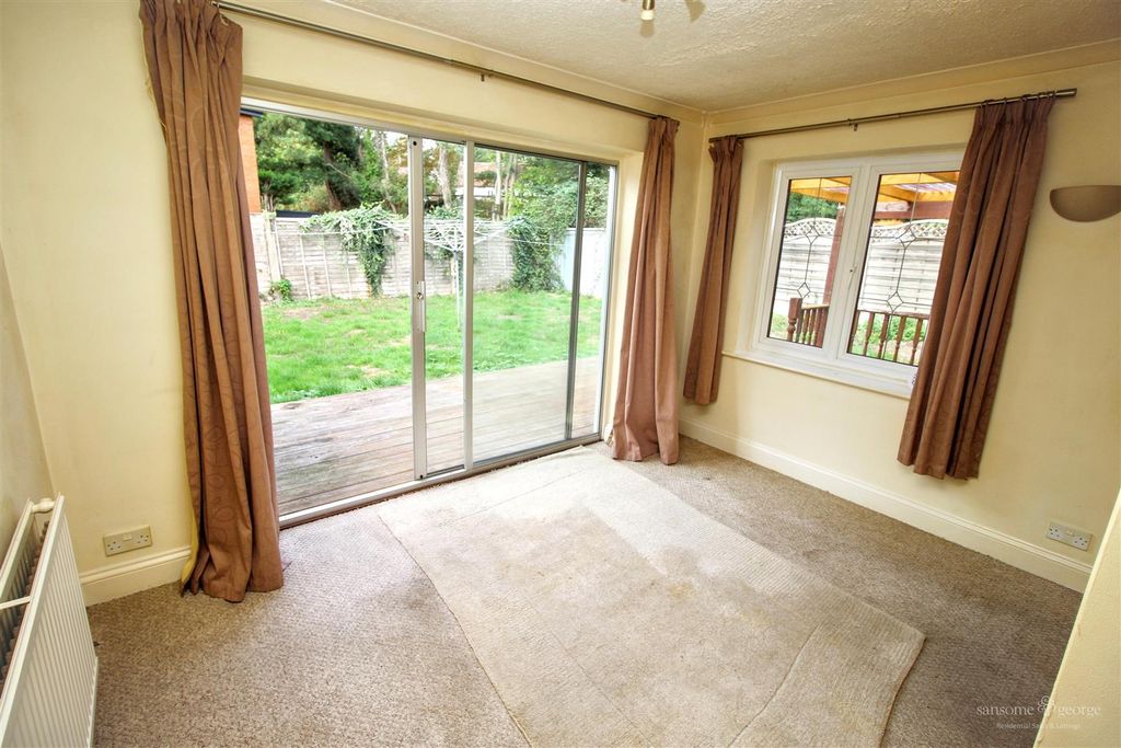 Property photo 3 of 10 Dining Room