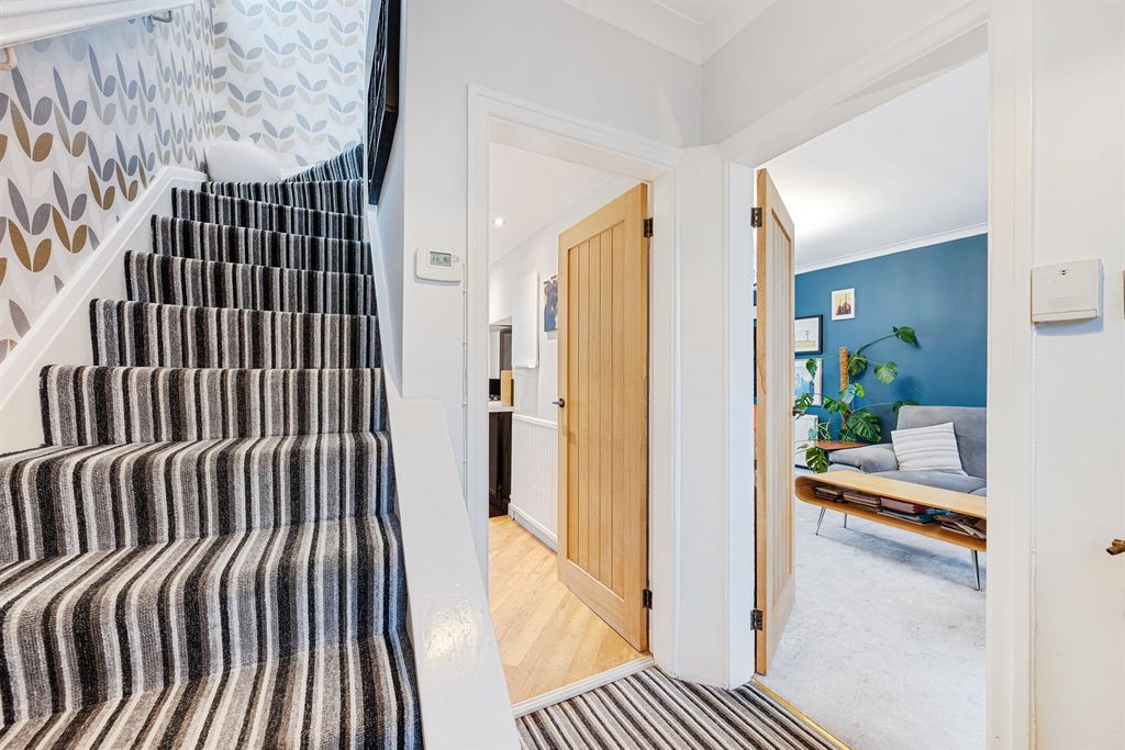 Property photo 2 of 19 Entrance Hall