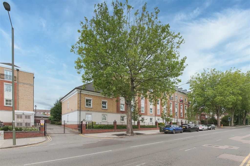 Property photo 2 of 9 Solomons Court, N12 (2 Of 15).Jpg