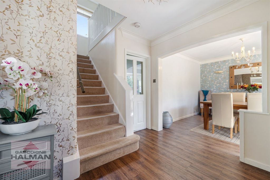 Property photo 2 of 30 Entrance Hall