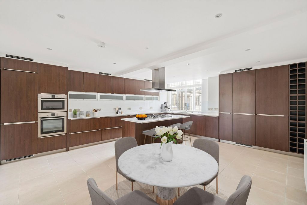 Property photo 2 of 18 Image