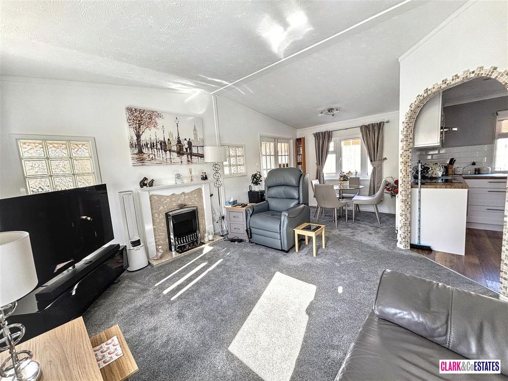 Property photo 2 of 13 Lounge