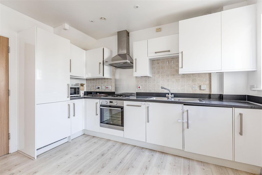 Property photo 3 of 18 Kitchen