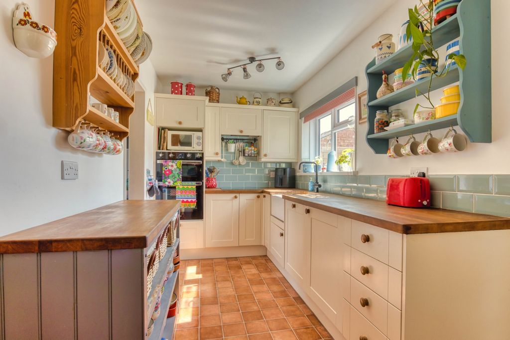 Property photo 3 of 31 Ewemove Taunton - Elms Estate (4)