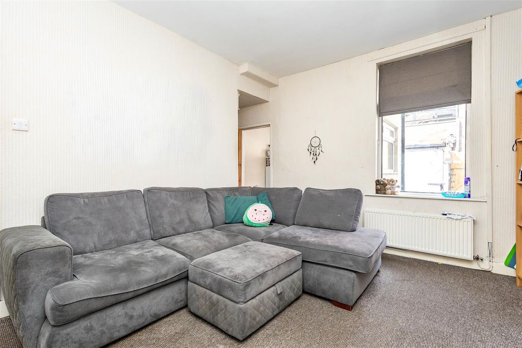 Property photo 2 of 15 Lounge