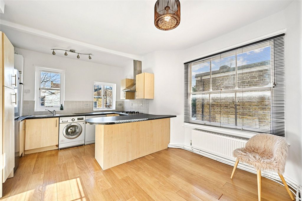 Property photo 3 of 10 Kitchen/Dining Room